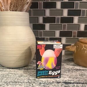Dippin' Dazzler Groovy Haze Color-Changing Egg Toy - Pink & Yellow